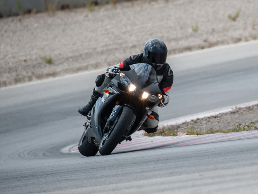 ライトをつけて走るバイク