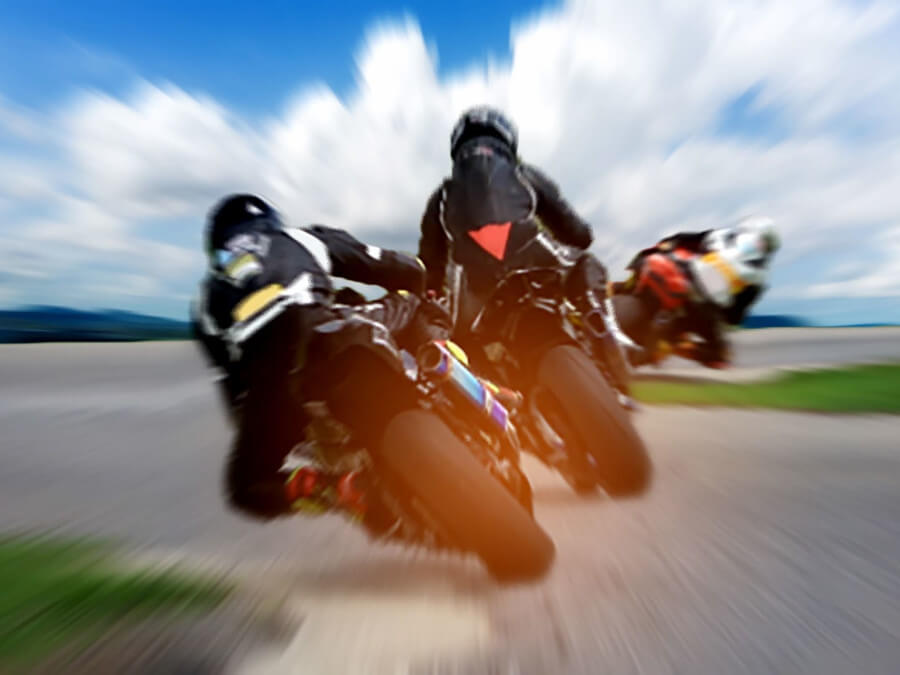 スピードを出して走るバイク