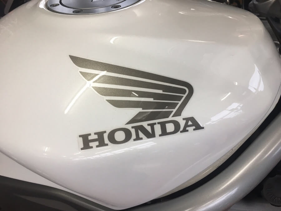 HONDAの白いバイク